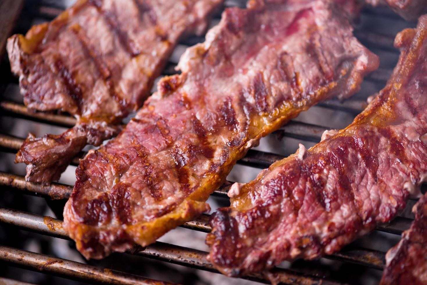 leckeres Grillfleisch auf dem Grill foto