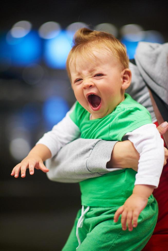 Mutter mit Baby beim Einkaufen foto