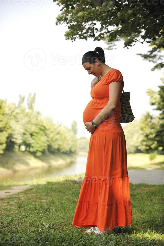 glückliches schwangerschaftsporträt foto