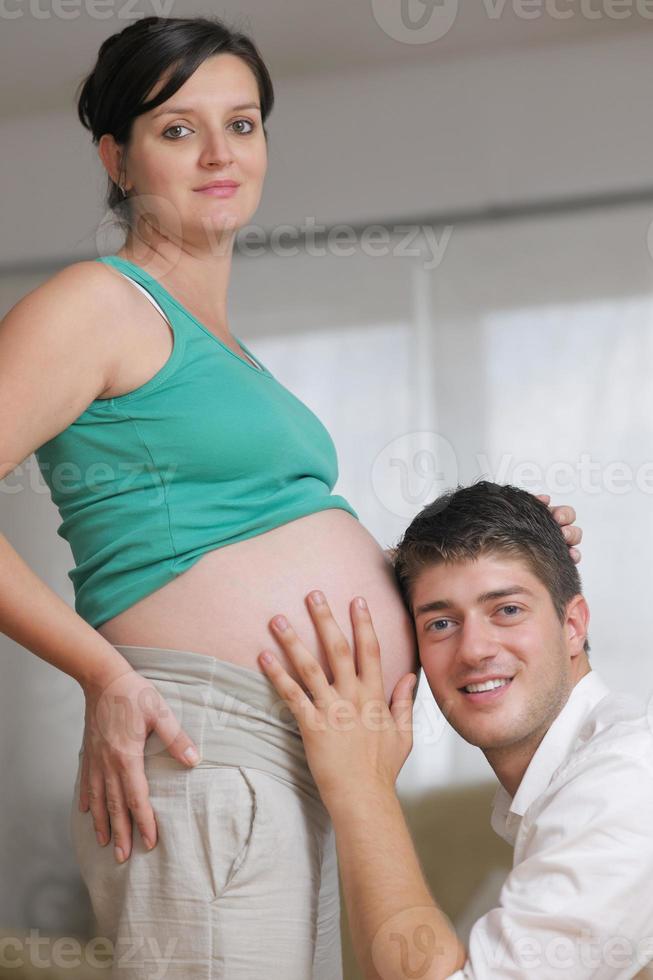 Schwangerschaftsporträt der Familie foto