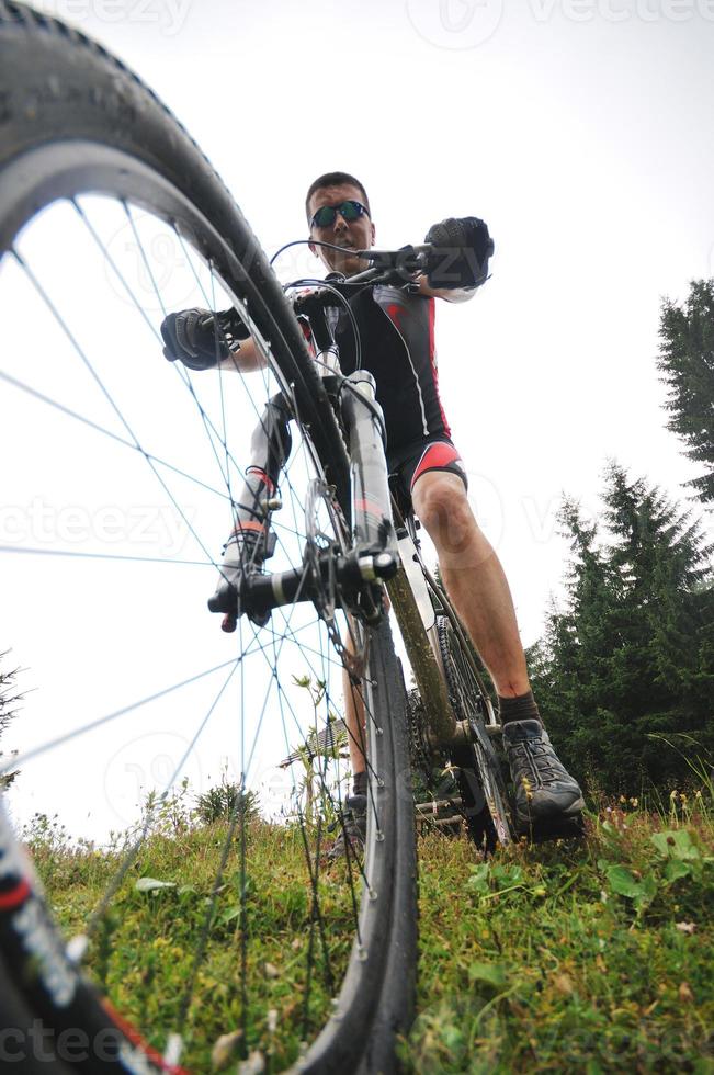 auf einem Motocross-Bike fahren foto