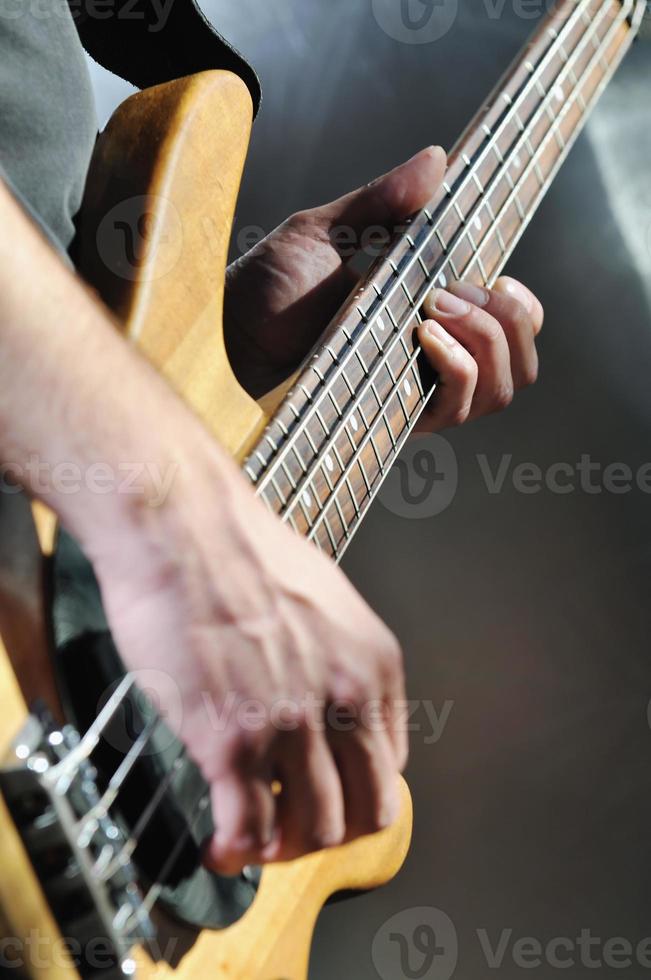 Musikgitarrist im Freien foto