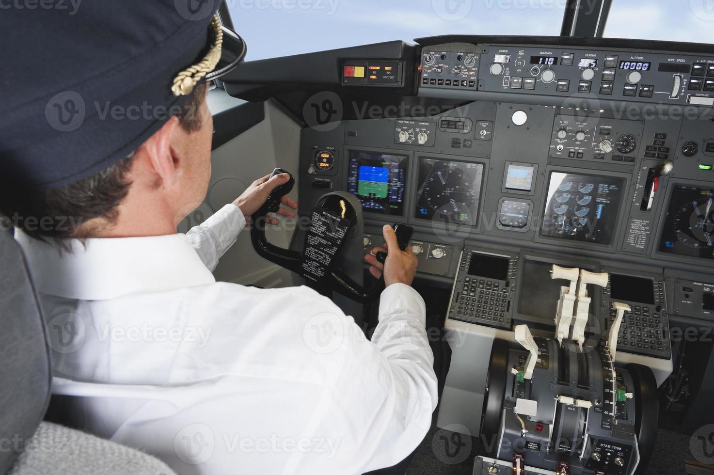 Pilot, der Flugzeug im Cockpit fährt foto