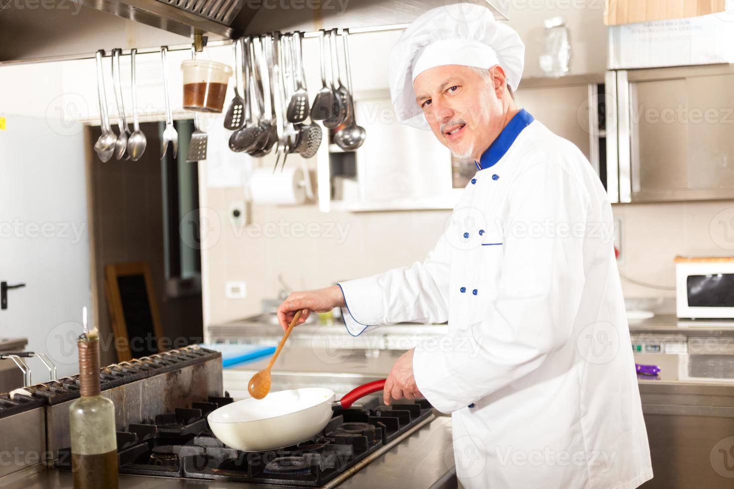 Porträt eines Kochs in seiner Küche foto