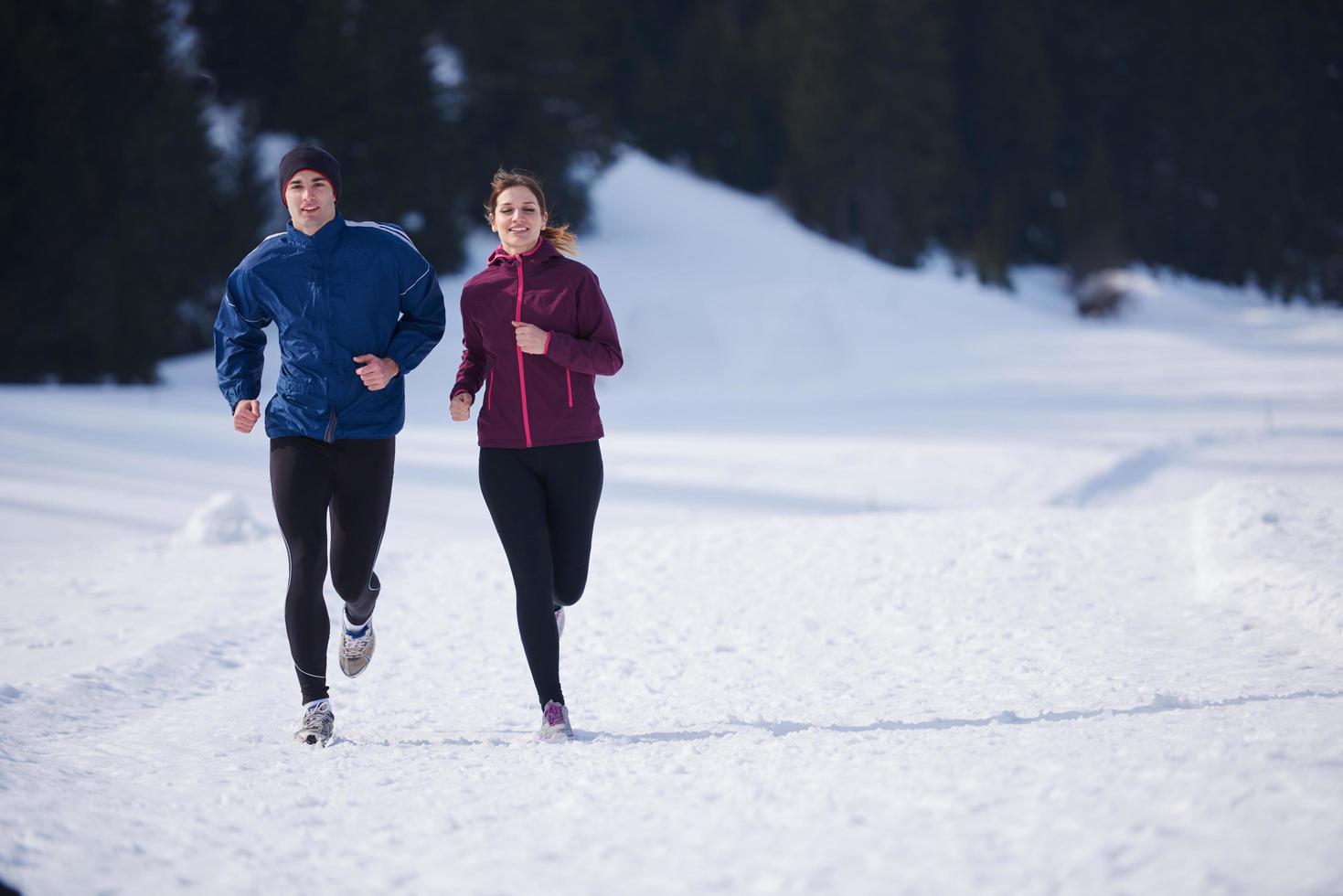 paar joggen draußen auf schnee foto