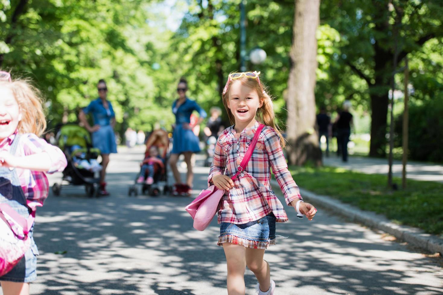 Zwillingsmutter mit Kindern im Stadtpark foto