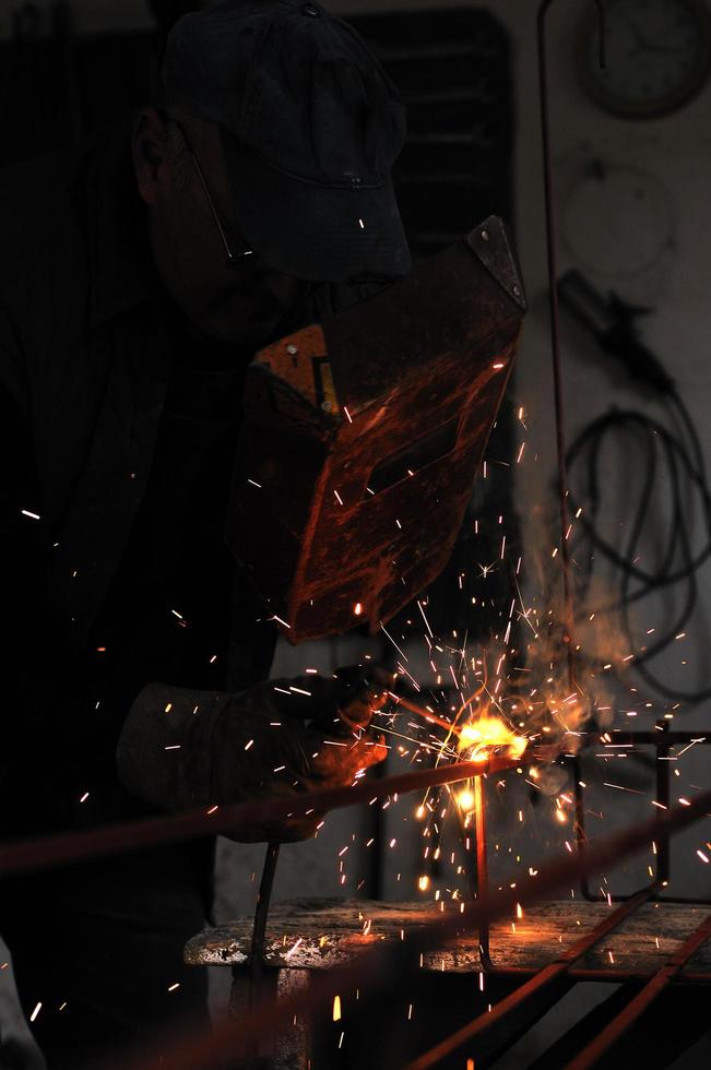 Schweißer bei der Arbeit foto