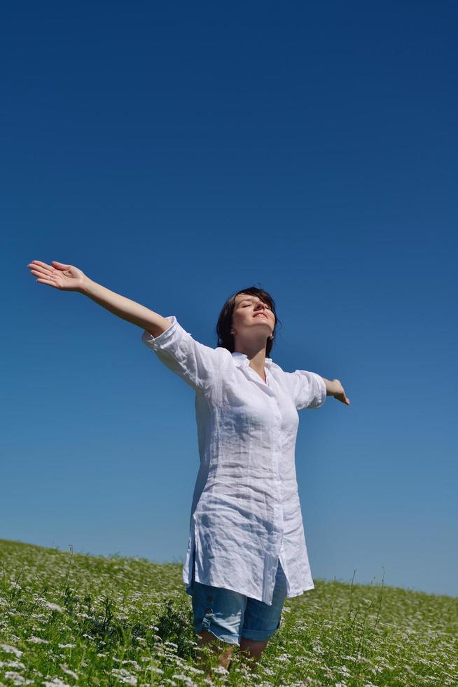 junge Frau im Weizenfeld im Sommer foto