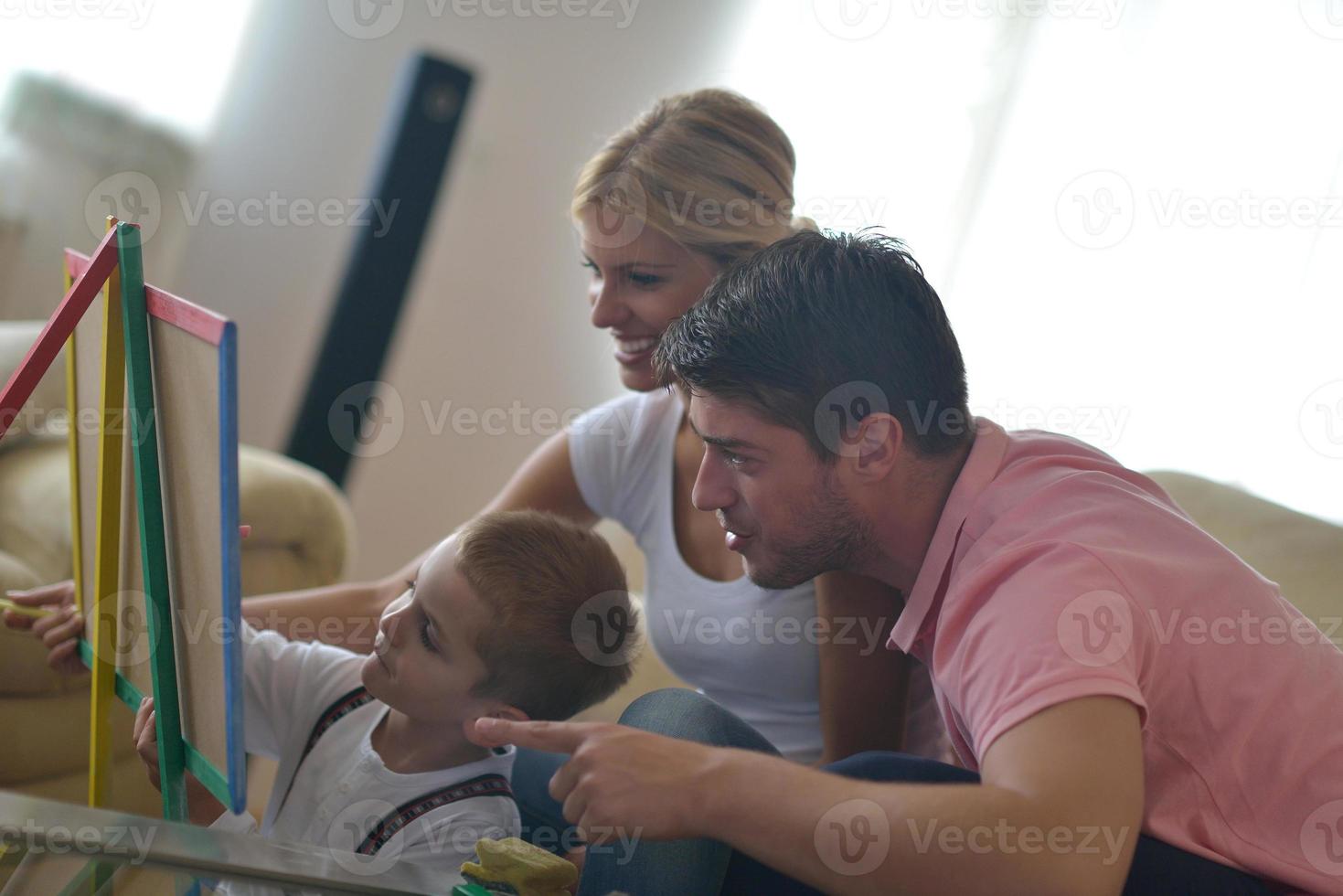 Familienzeichnung auf der Schultafel zu Hause foto