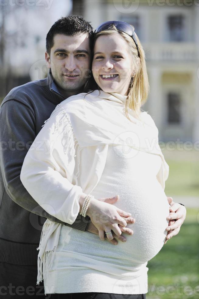 glückliches schwangerschaftsporträt foto