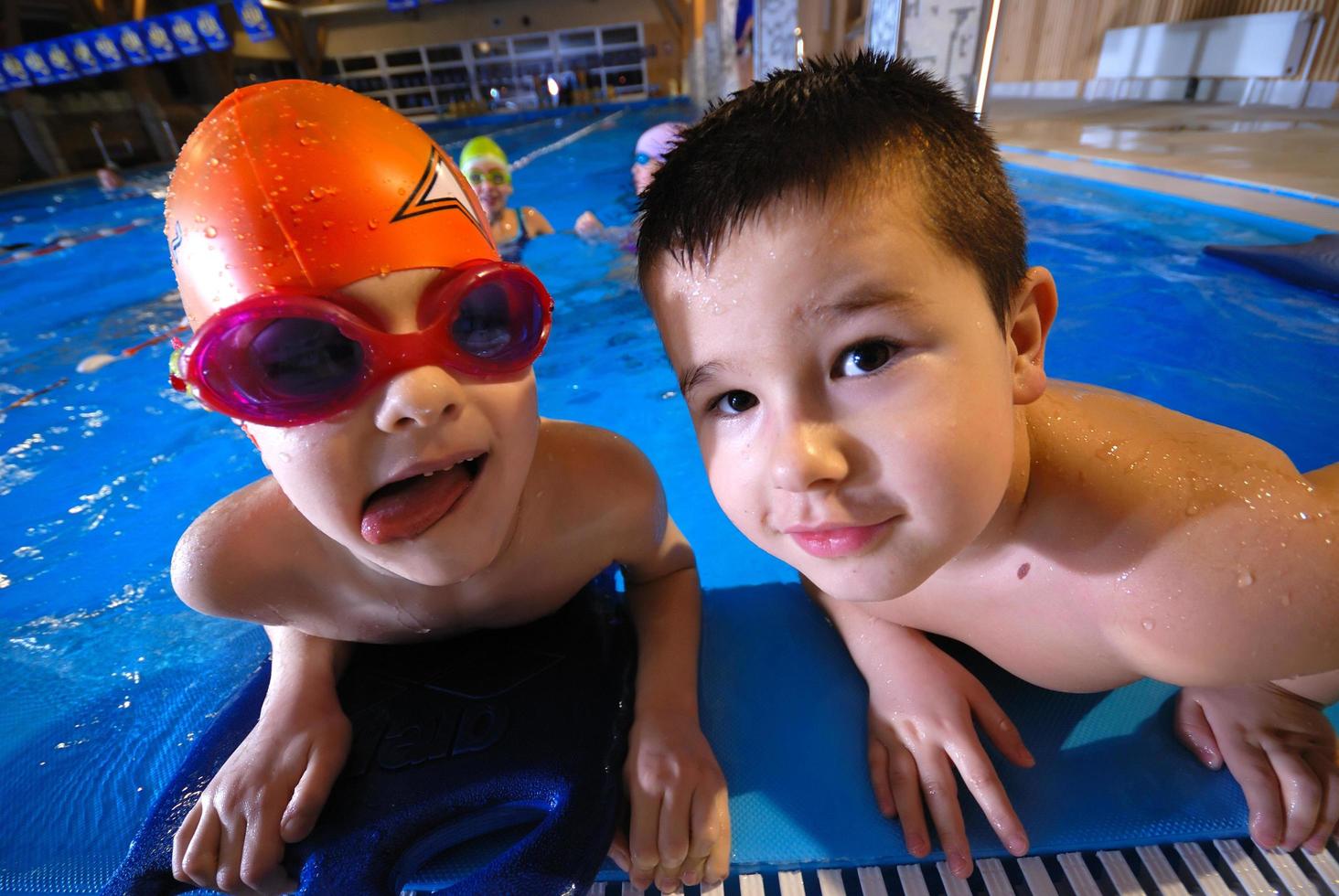 Schwimmen im Hallenbad foto