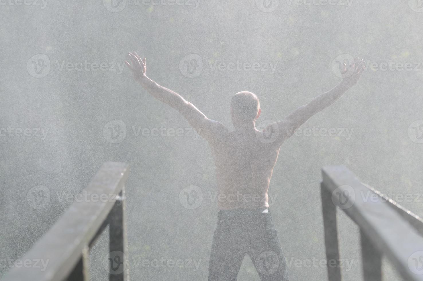 Mann im Wasserfall foto