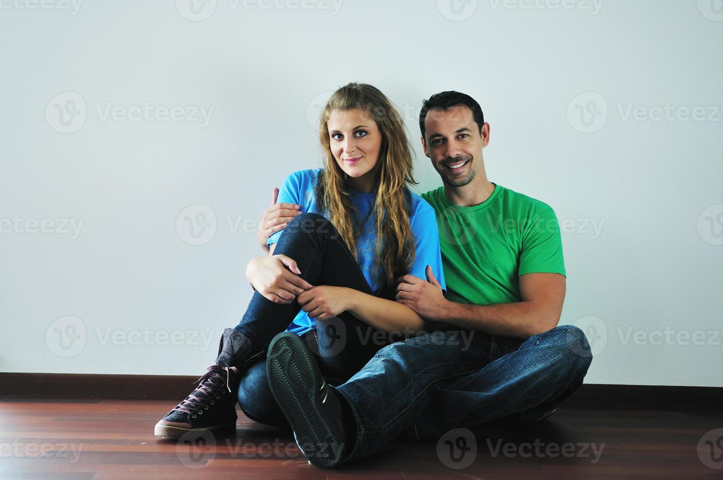 glückliches Paar in leerer Wohnung foto