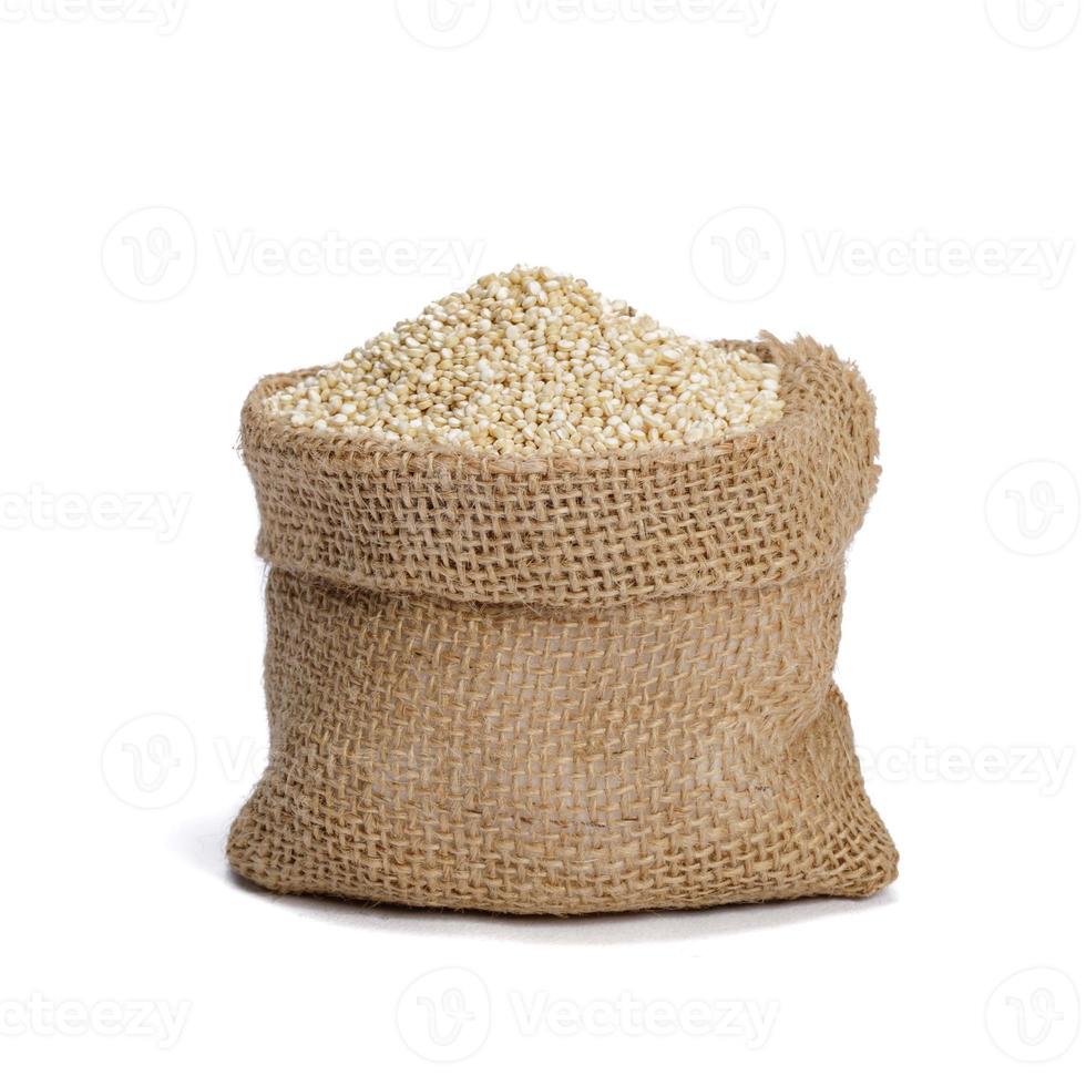 Weiße Samen von Quinoa im Stoffsack, gesunde Ernährungsgewohnheiten und Konzept einer ausgewogenen Ernährung foto
