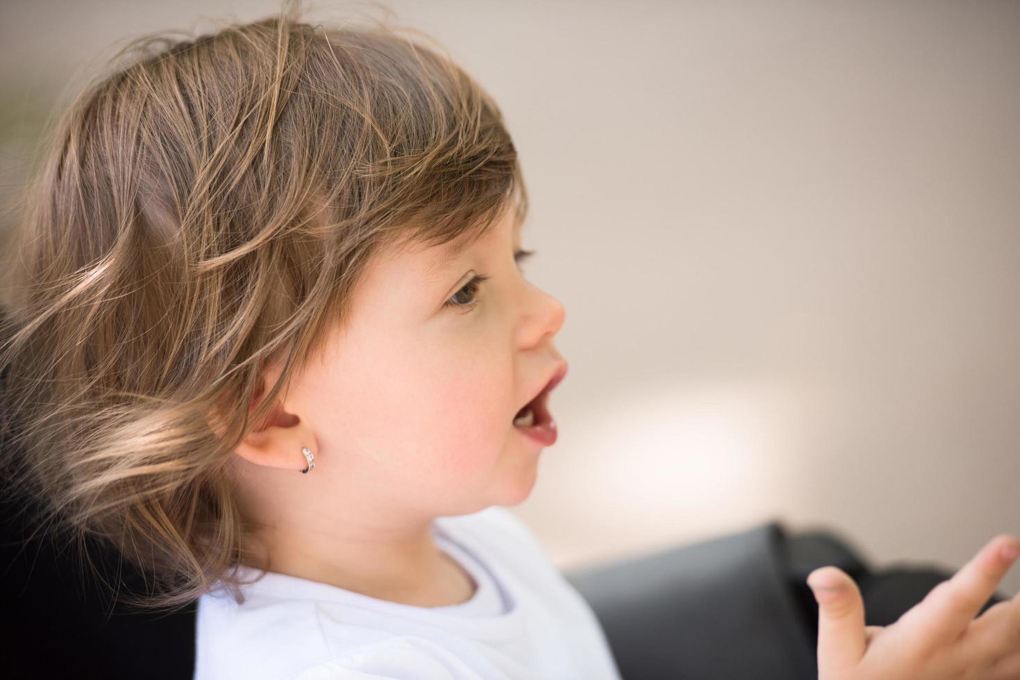 Babymädchen, das im Kinderwagen sitzt foto