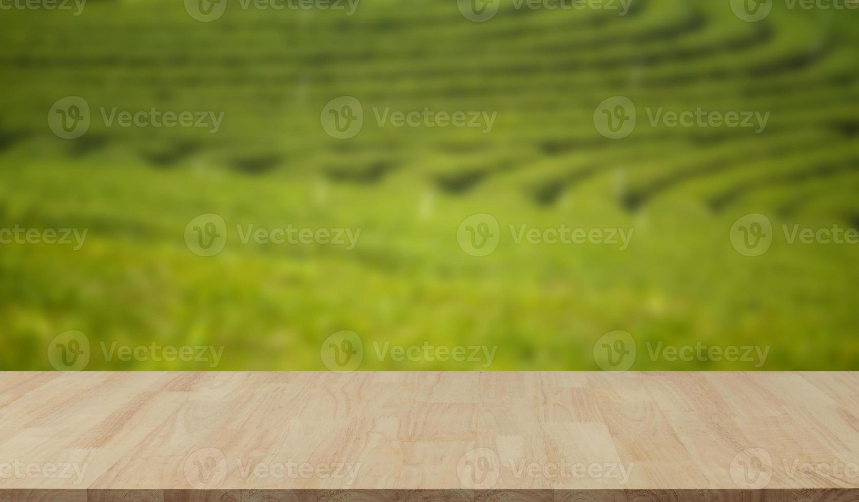 leerer Holztisch mit Blick auf die Berge oder Holzschreibtisch mit Plantagennatur mit Bokeh-Hintergrund, Platz für Ihren Text kopieren foto