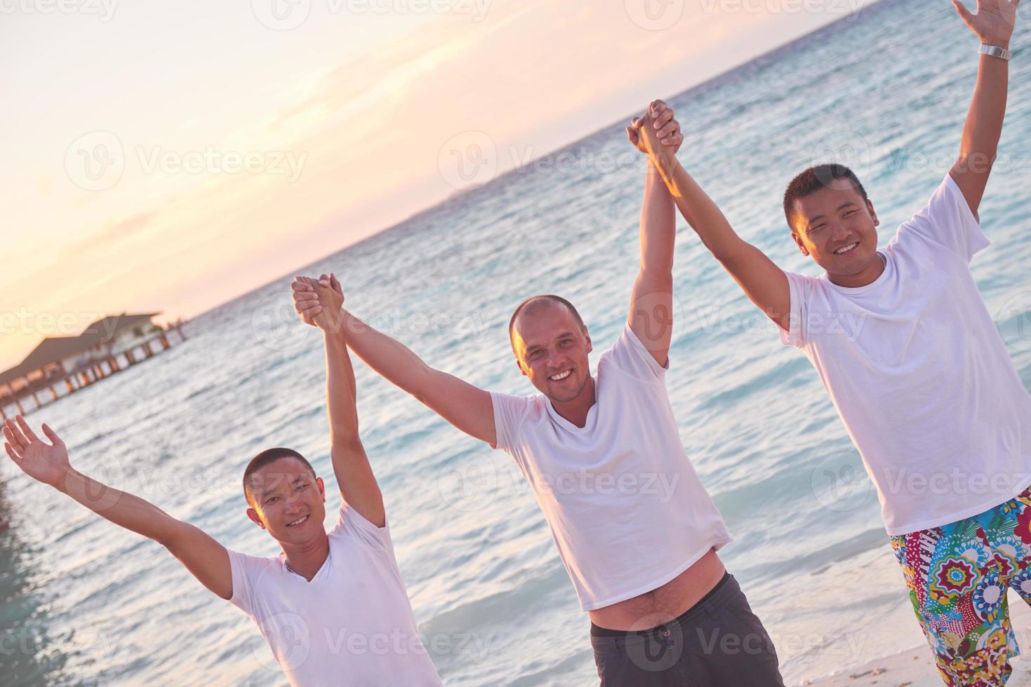 gruppe von freunden am schönen strand foto