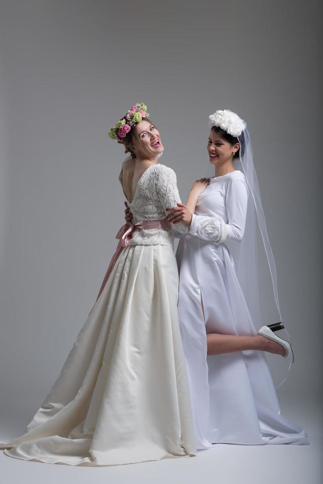 Porträt von zwei schönen jungen Braut in Brautkleidern foto