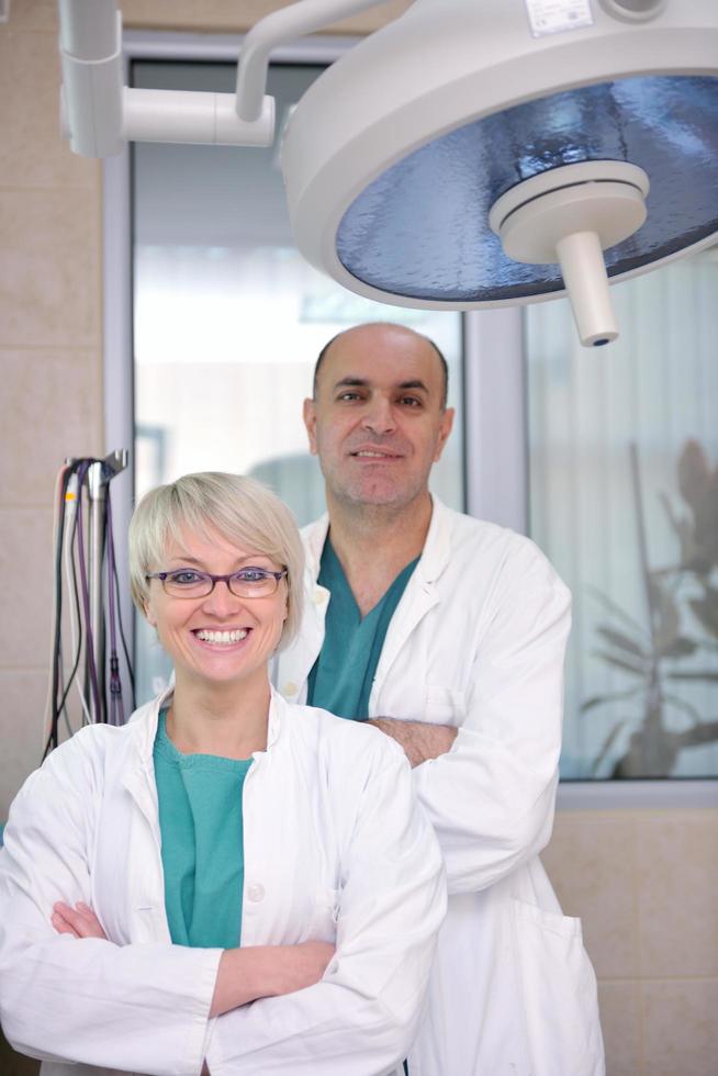 Tierarzt und Assistent in einer Kleintierklinik foto