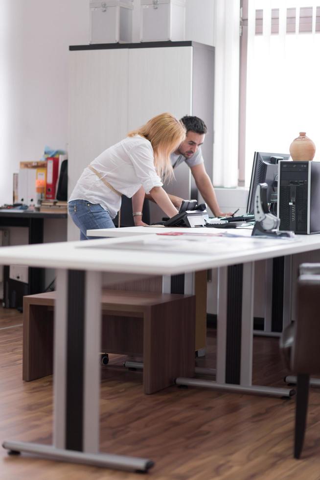 Designer im Büro der Holzmöbelmanufaktur foto