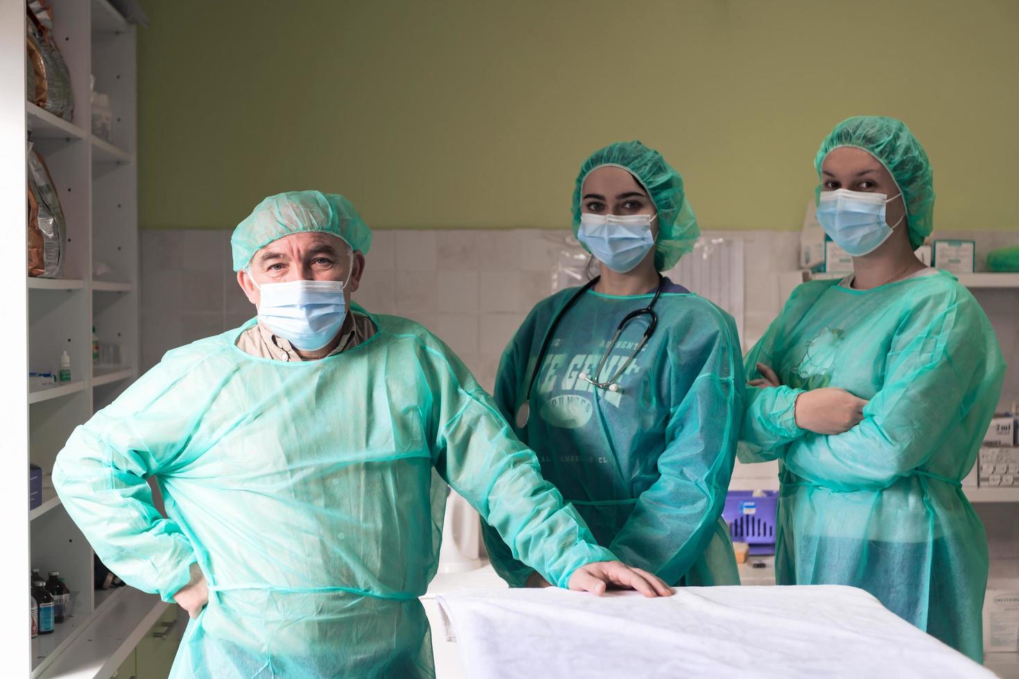 Porträt von Ärzten, die Uniform tragen und sich auf eine Operation im Theater des Krankenhauses vorbereiten. medizinisches Konzept. foto