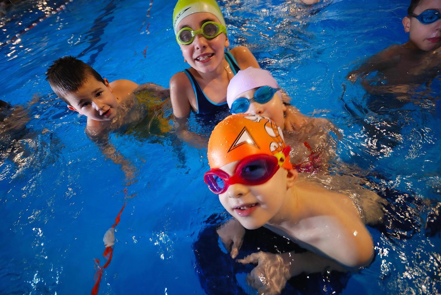 Schwimmen im Hallenbad foto