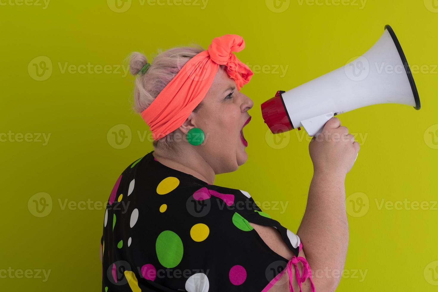 lustig plus Größe Frau Frau posiert isoliert auf pastellgrünem Hintergrund Studioportrait. Menschen Emotionen Lifestyle-Konzept. kopierraum nachbauen. Schreien im Megaphon. foto