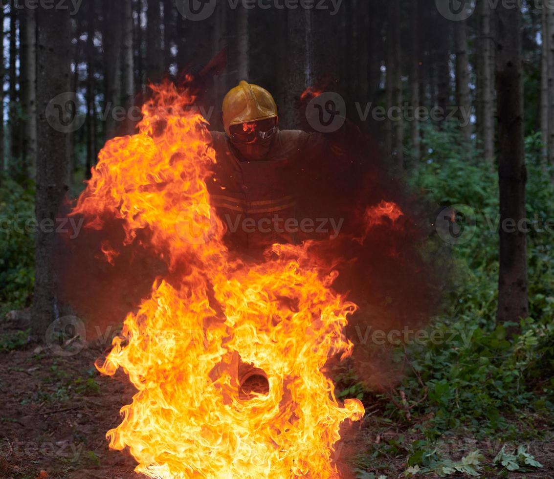 Feuerwehrmann im Einsatz foto