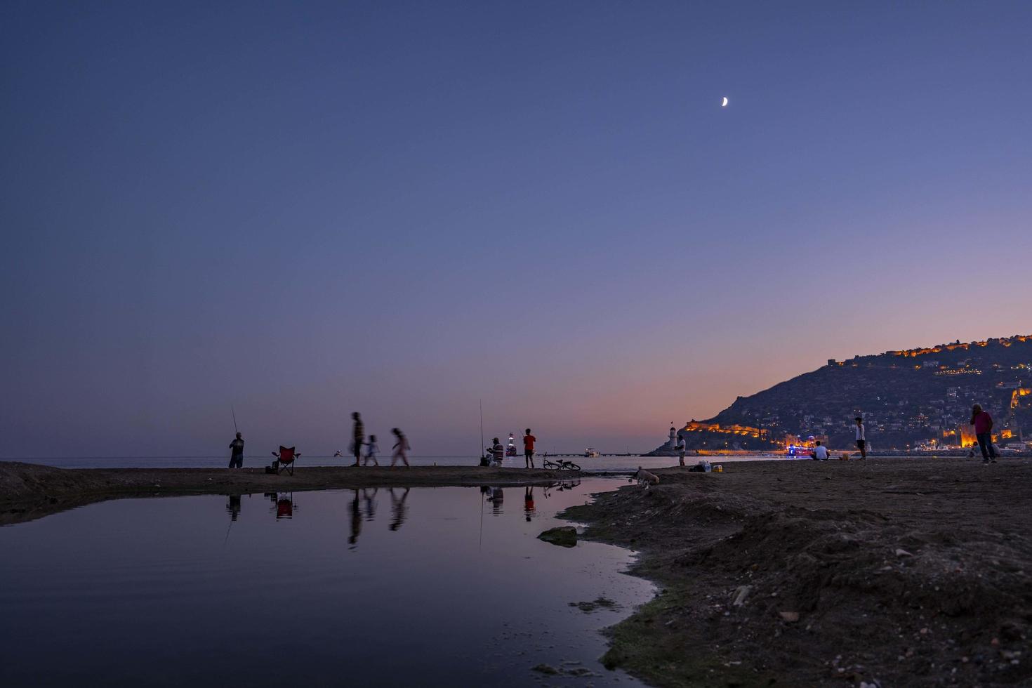 Sommerurlaub am Meer bei Nacht. schöne Meereslandschaft foto