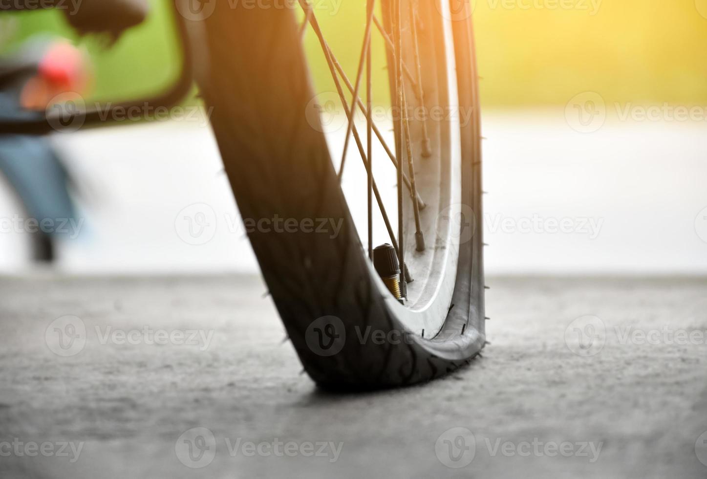 Fahrrad Reifenpanne auf Bürgersteig, weicher und selektiver Fokus. foto