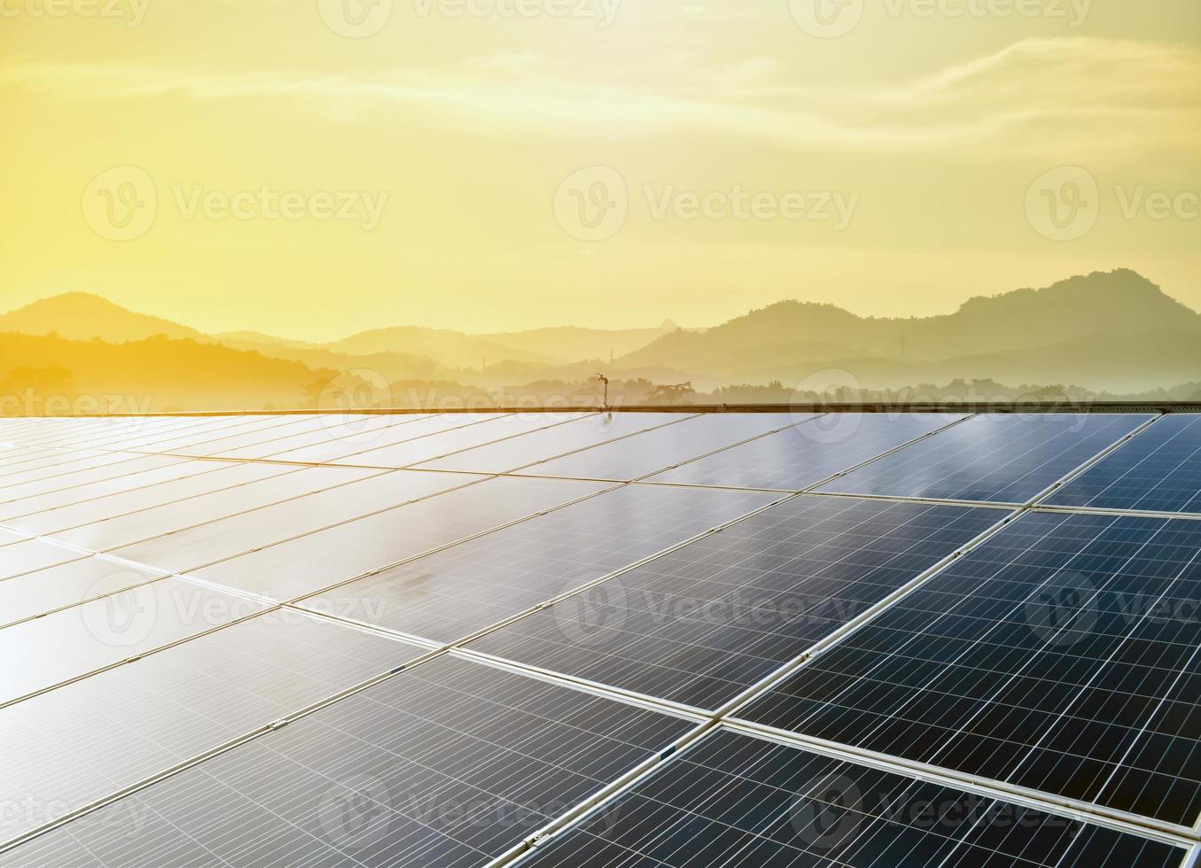 photovoltaikpanel, neue technologie zum speichern und nutzen der energie aus der natur mit menschlichem leben, nachhaltiger energie und umweltfreundlichem konzept. foto