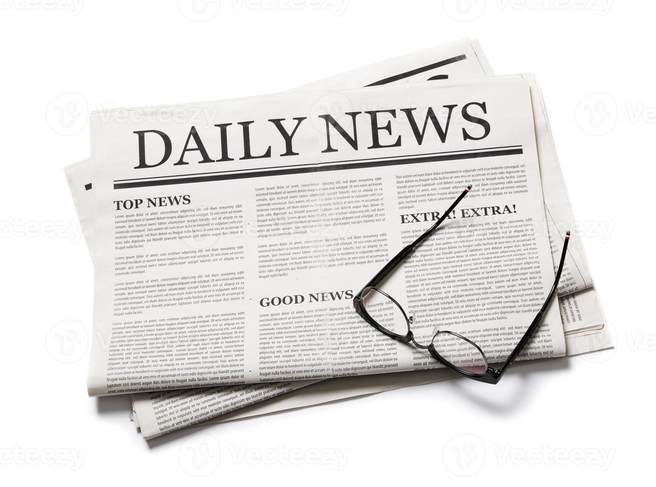 Wirtschaftszeitung mit Brille isoliert auf weißem Hintergrund, Tageszeitungs-Mock-up-Konzept foto
