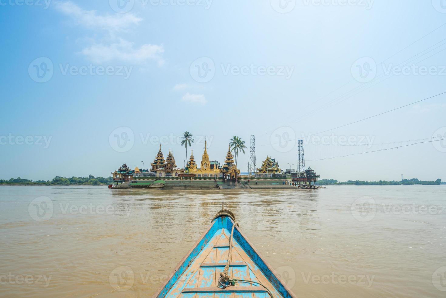 yele paya die schwimmende pagode in thanlyin myanmar. Diese Pagode ist eines der ältesten religiösen Denkmäler in Burma. Der Legende nach soll es im 3. Jahrhundert v. Chr. erbaut worden sein. foto