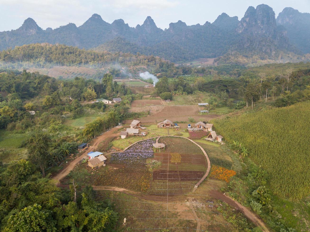 schöne aussicht auf die kalksteinberge in der ländlichen szene des bezirks chiang dao in der provinz chiang mai in thailand. foto