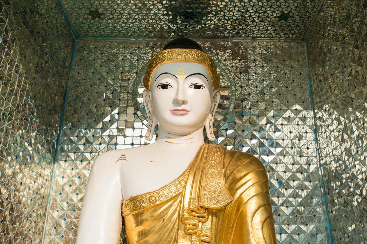 die buddha-statue im birmanischen stil befindet sich im bereich der shwedagon-pagode in der stadt yangon in myanmar. foto