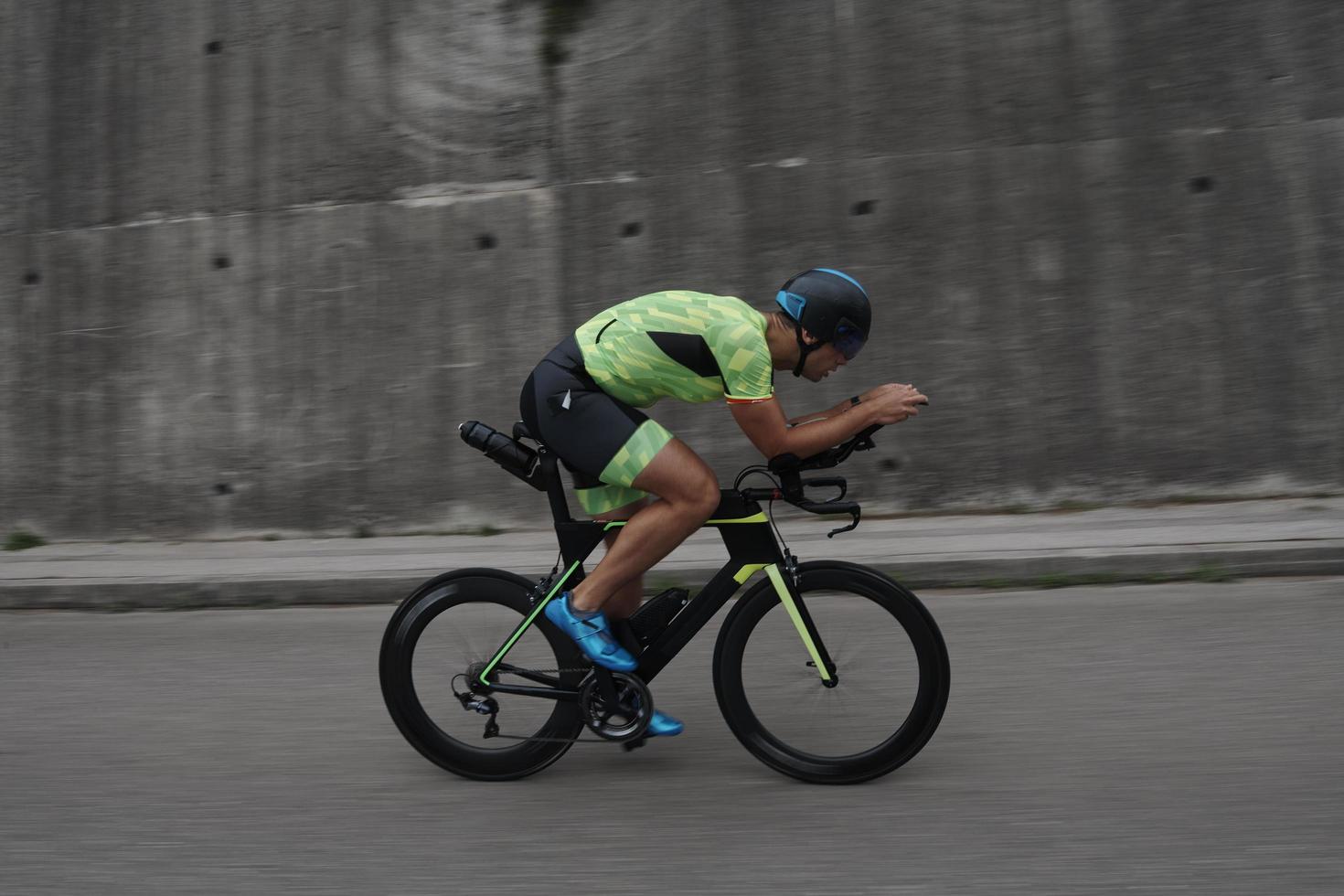 triathlonsportler, der beim morgendlichen training fahrrad fährt foto