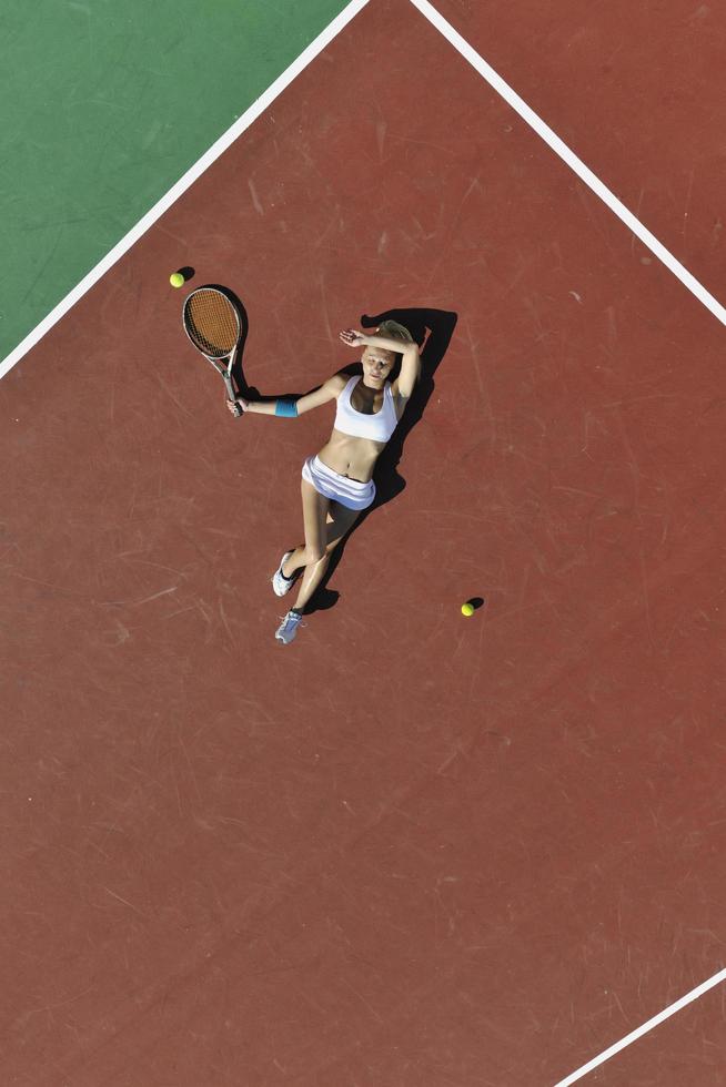 junge Frau spielt Tennis im Freien foto