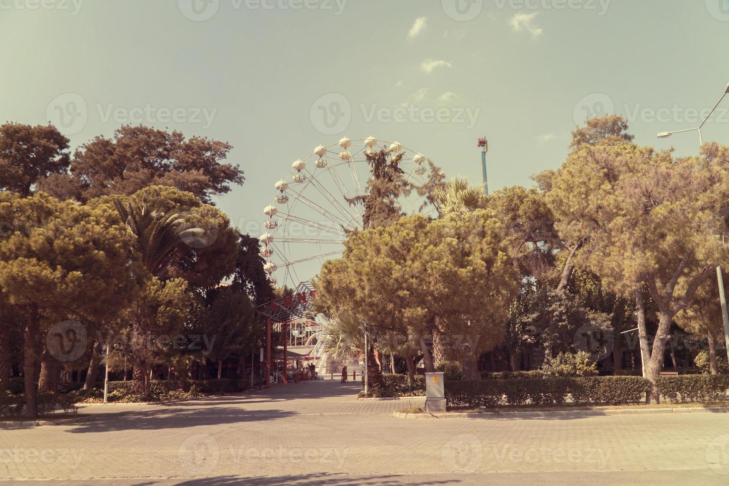 Riesenrad auf dem Hintergrund des blauen Himmels foto