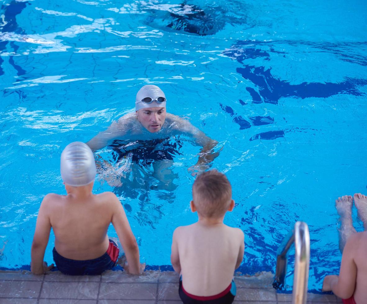 Kindergruppe in der Schwimmbadschulklasse foto