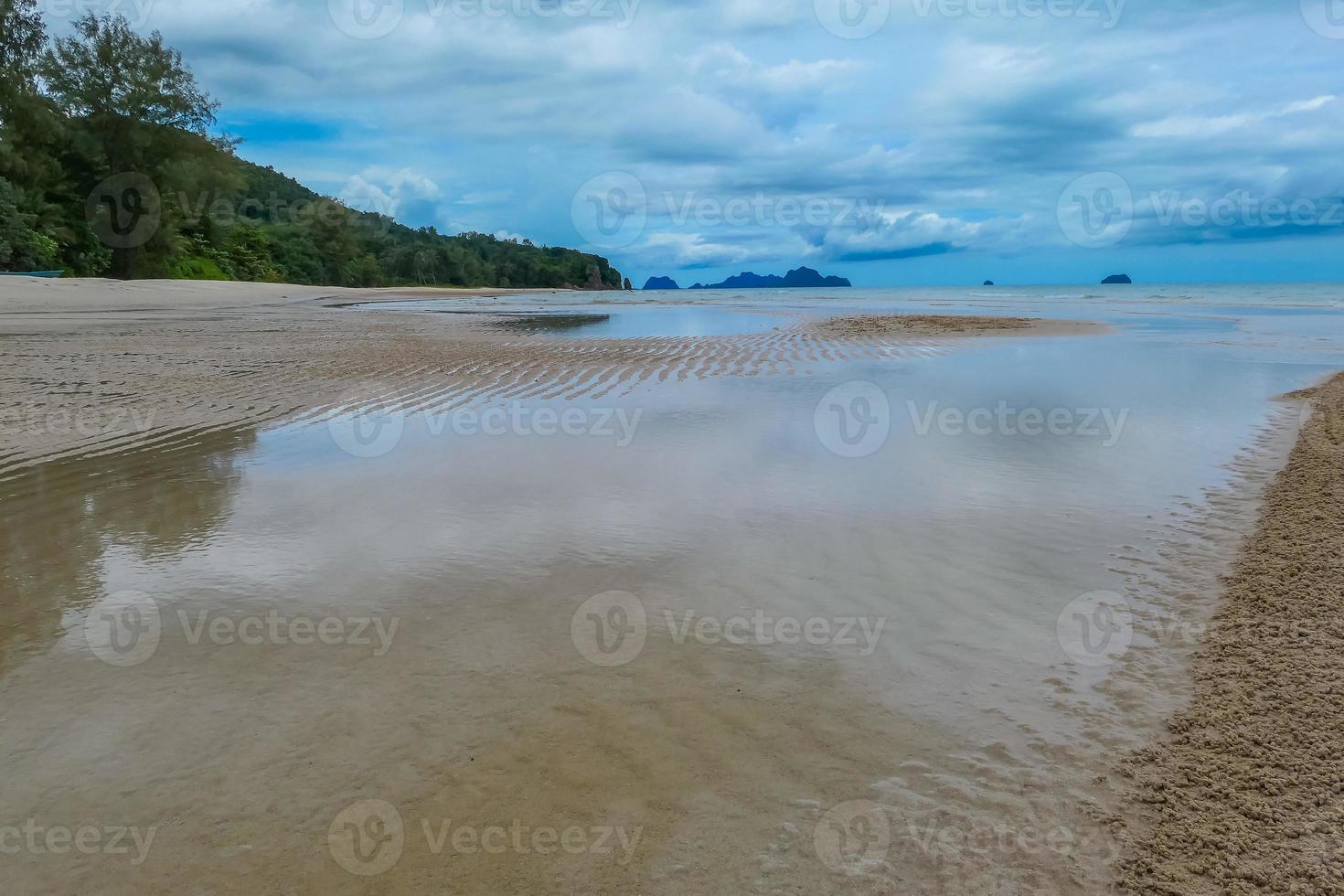 schönes meer morgens mit regenwolke auf thailand. foto