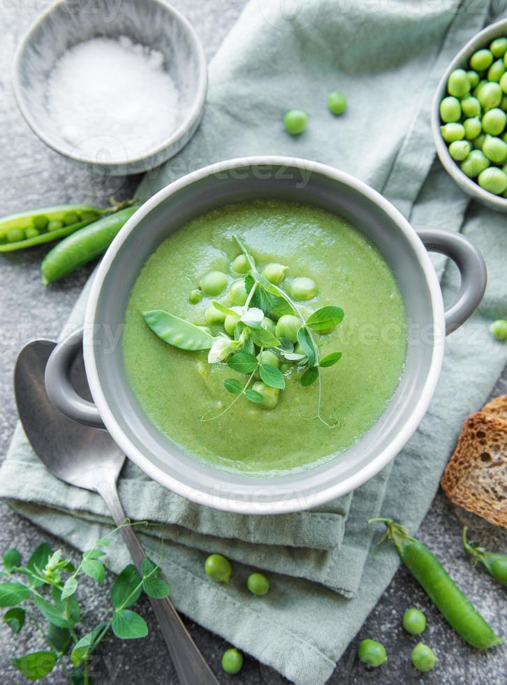 frische Gemüsesuppe aus grünen Erbsen foto