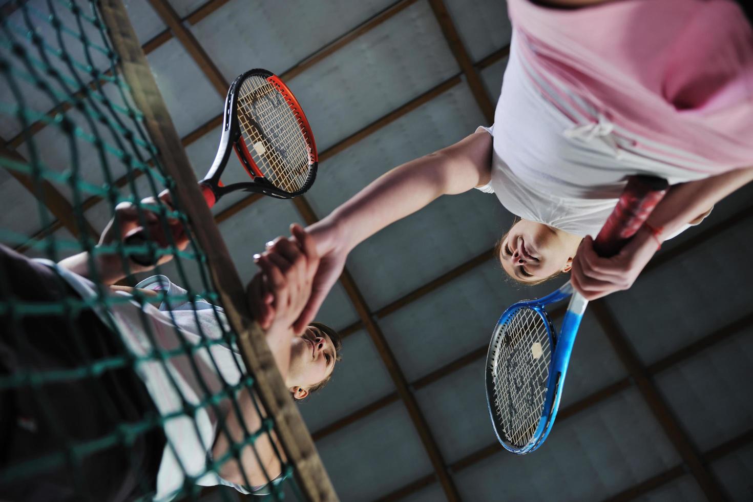 junge Mädchen, die Indoor-Tennisspiel spielen foto