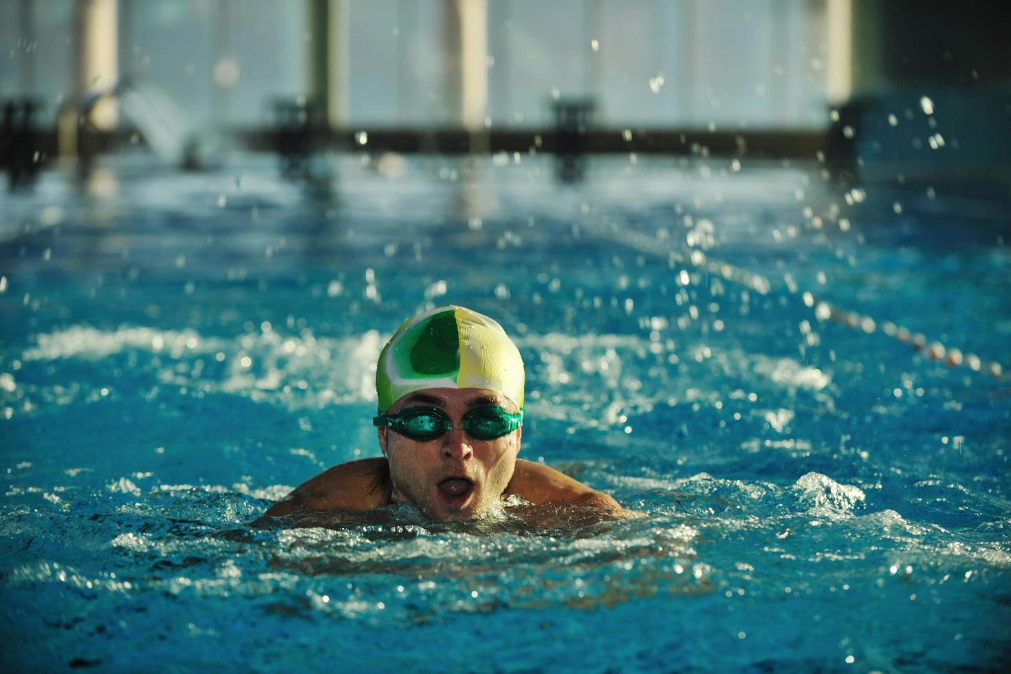 Schwimmer im Pool foto