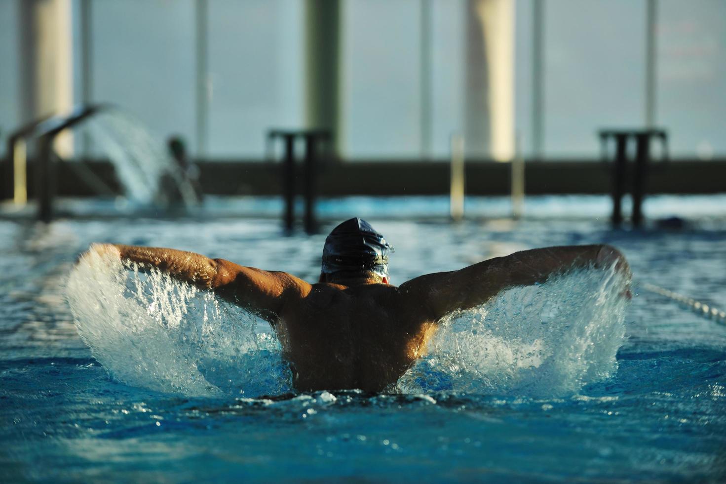 Schwimmer im Pool foto