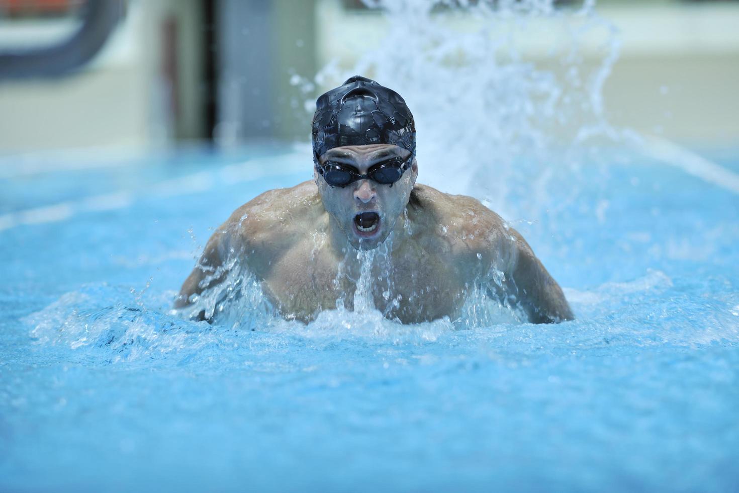 Porträt eines männlichen Schwimmers foto