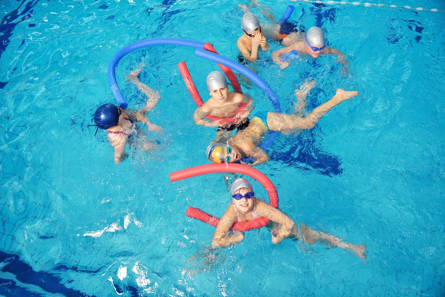 glückliche kindergruppe am schwimmbad foto