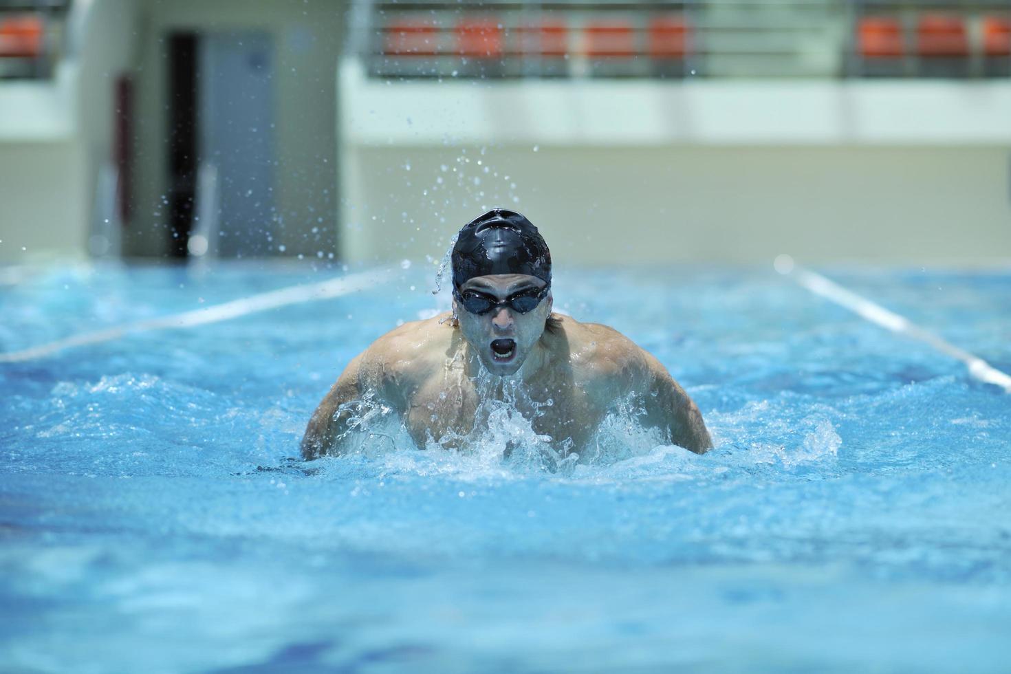 Porträt eines männlichen Schwimmers foto