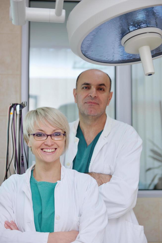 Tierarzt und Assistent in einer Kleintierklinik foto