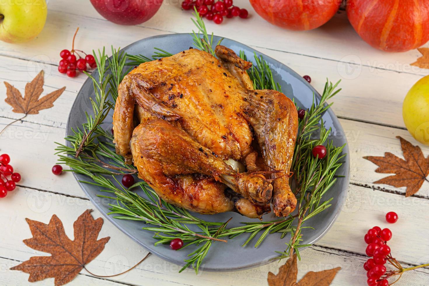 gebackenes ganzes Huhn oder Truthahn. gebratenes hausgemachtes Hähnchen mit Kräutern. Erntedankfest Dekoration foto