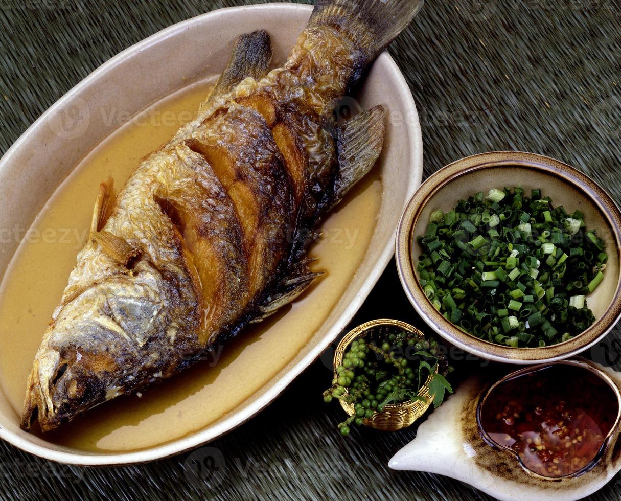 Gebratener Fisch mit thailändischen Meeresfrüchten foto